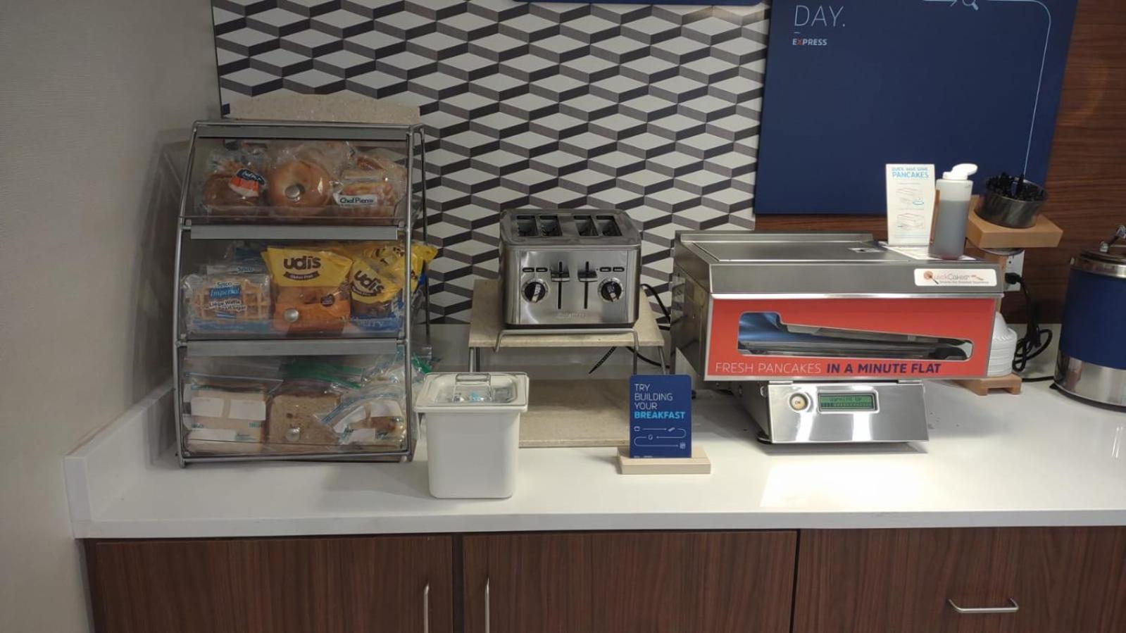 Holiday Inn Express And Suites Chicago West - St Charles By Ihg Saint Charles Bagian luar foto